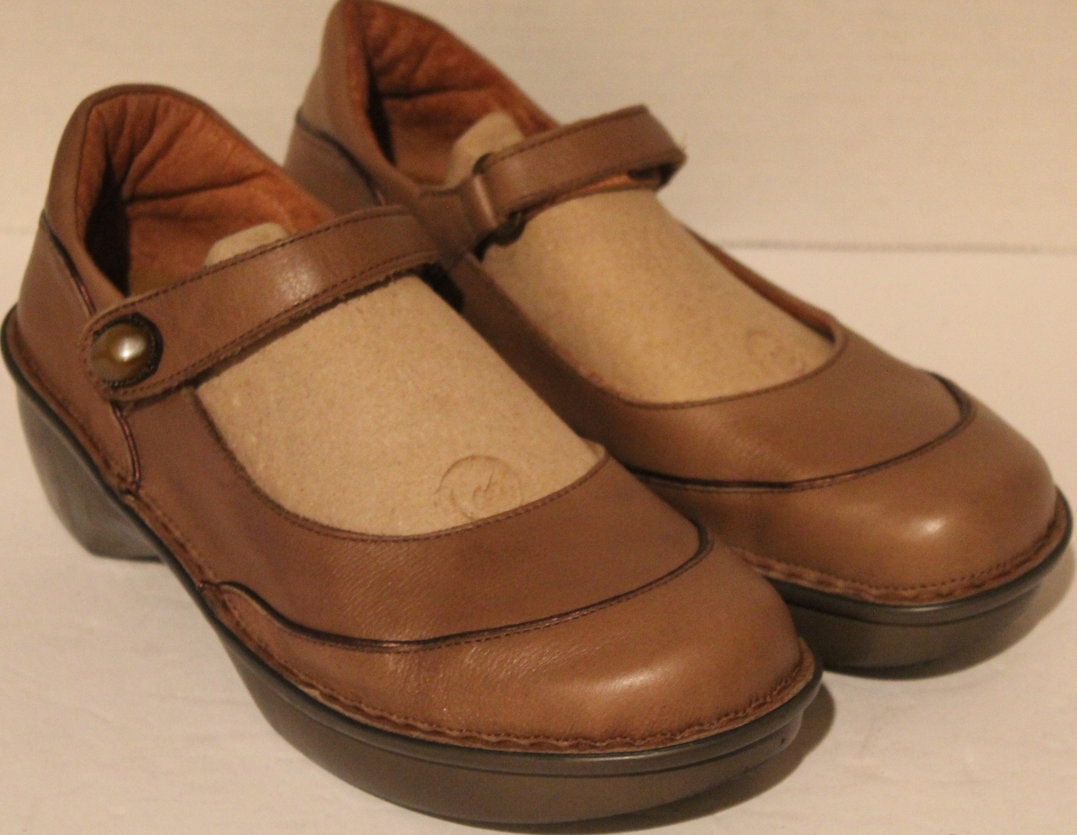 Women Shoes "NAOT" Clogs Size US 6.5 EU 37 Camel Leather Upper