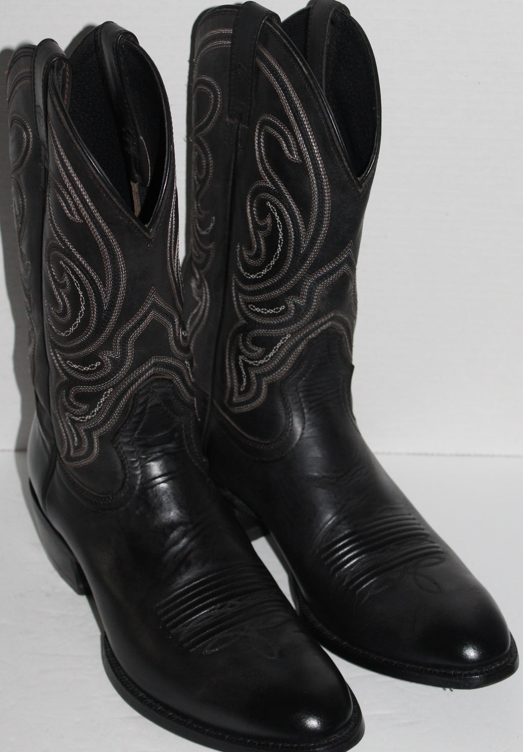 Men Western  Boots "ARIAT" Size 12D Black Leather Shaft.