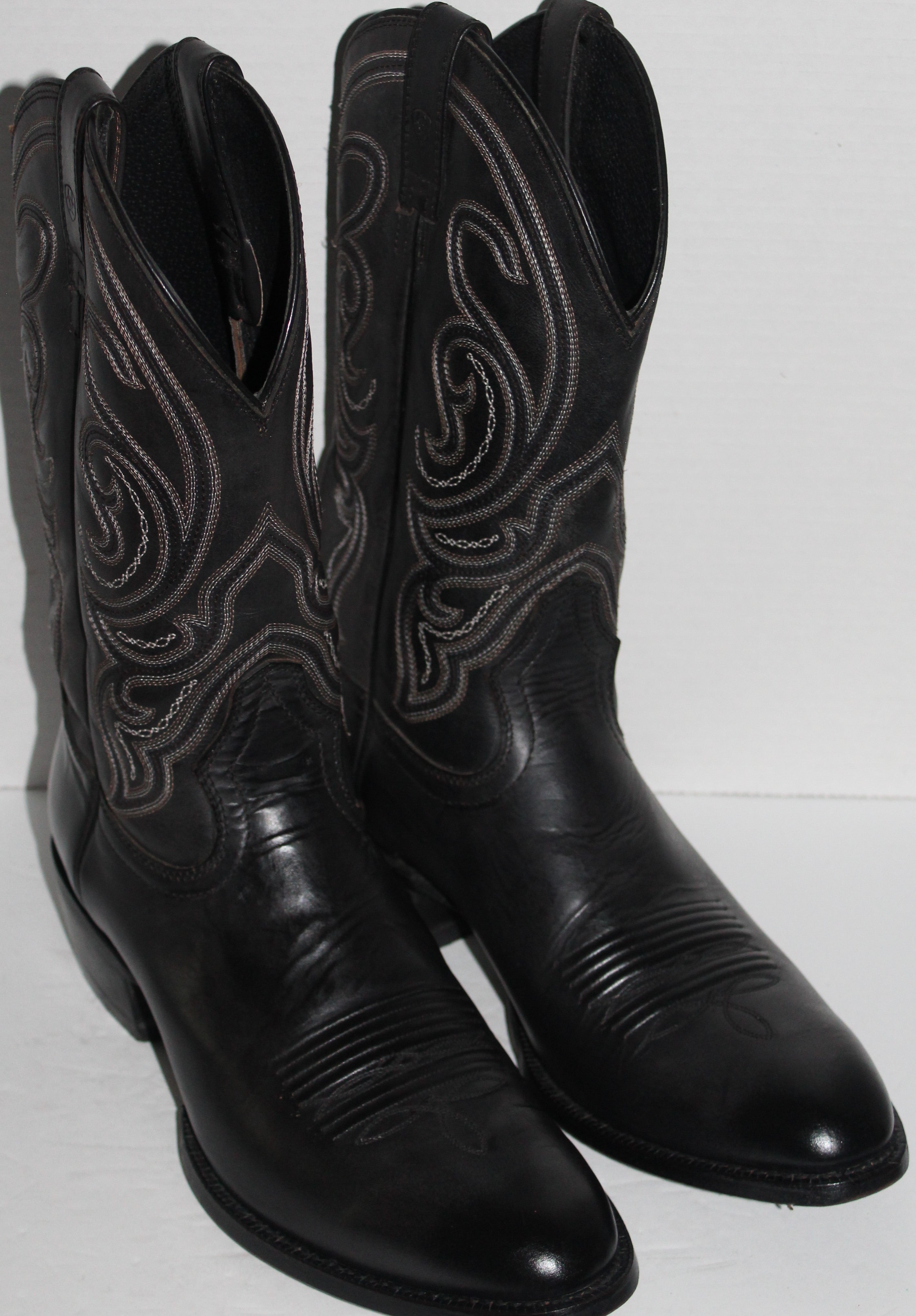 Men Western  Boots "ARIAT" Size 12D Black Leather Shaft.