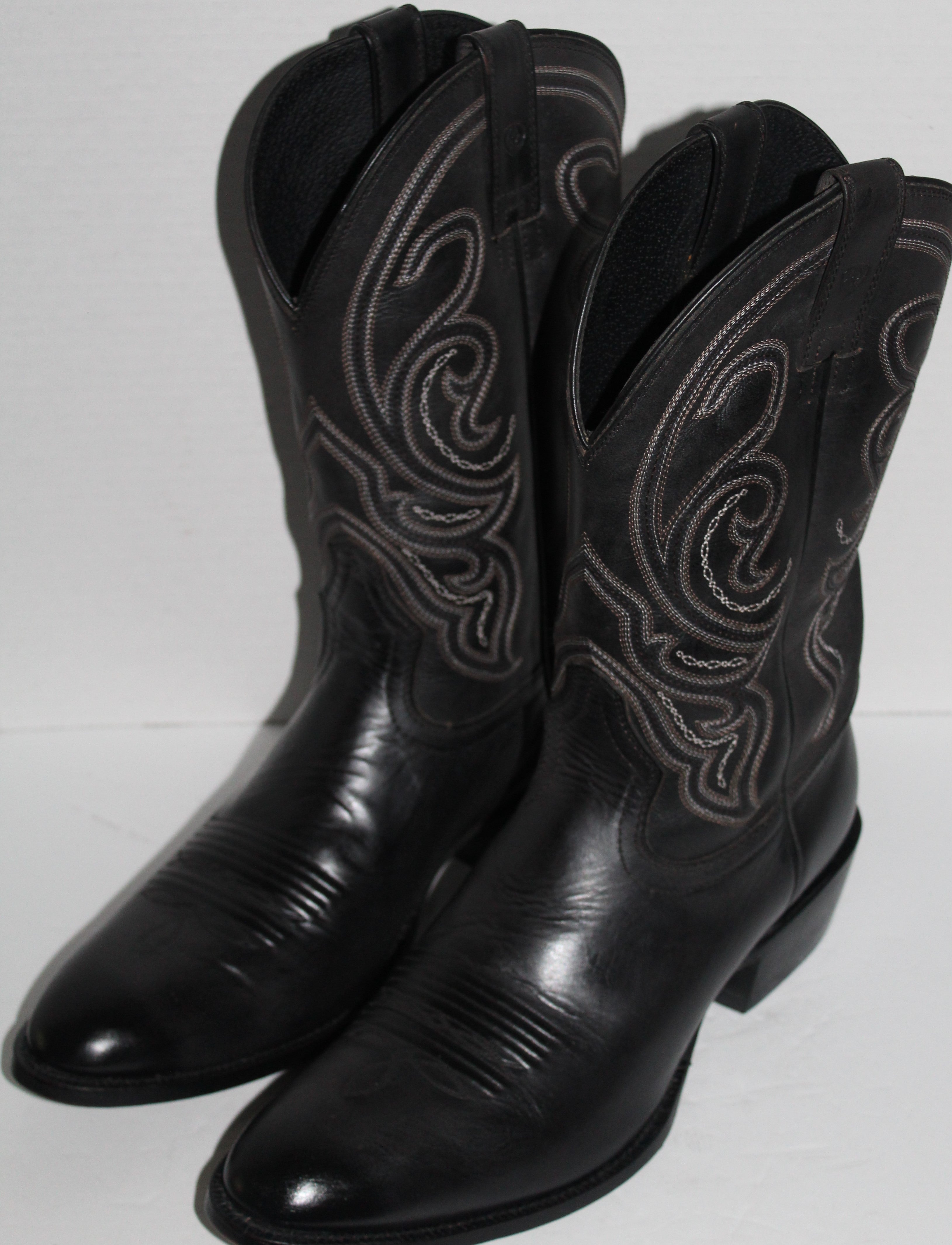 Men Western  Boots "ARIAT" Size 12D Black Leather Shaft.