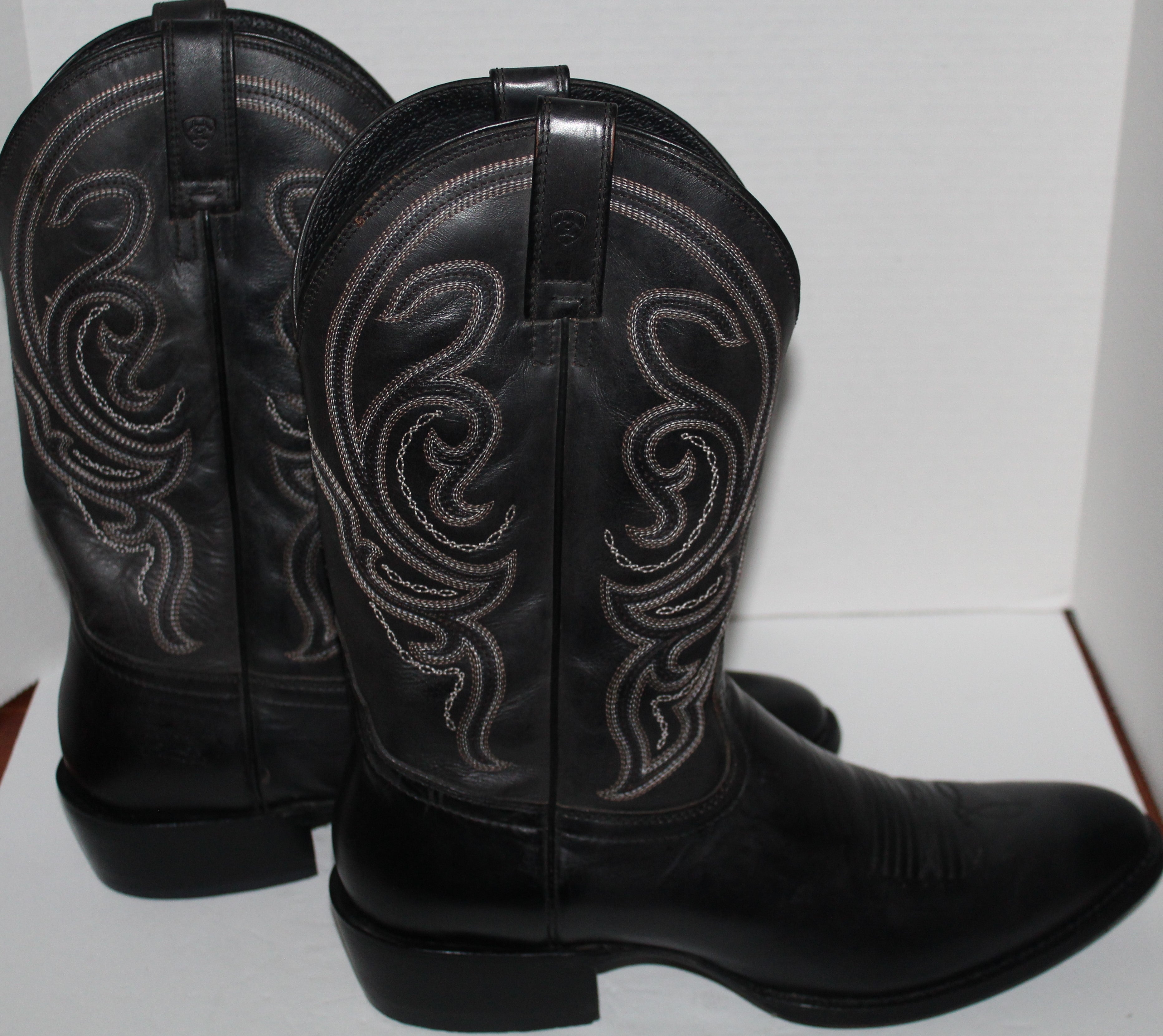 Men Western  Boots "ARIAT" Size 12D Black Leather Shaft.