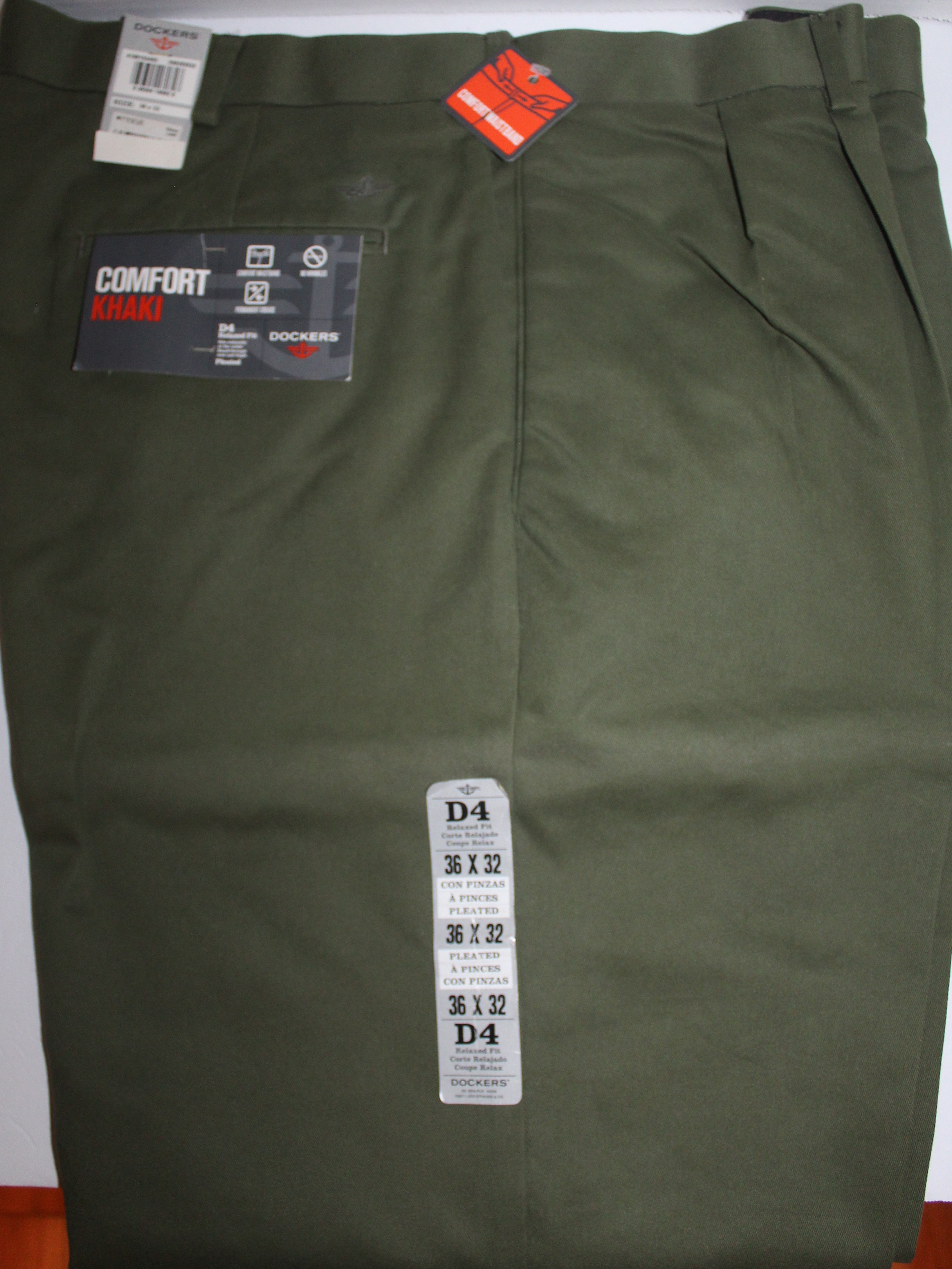 Men Casual Slacks "DOCKERS" Size 36X32 D4 Pleated Cuffed Green NWT