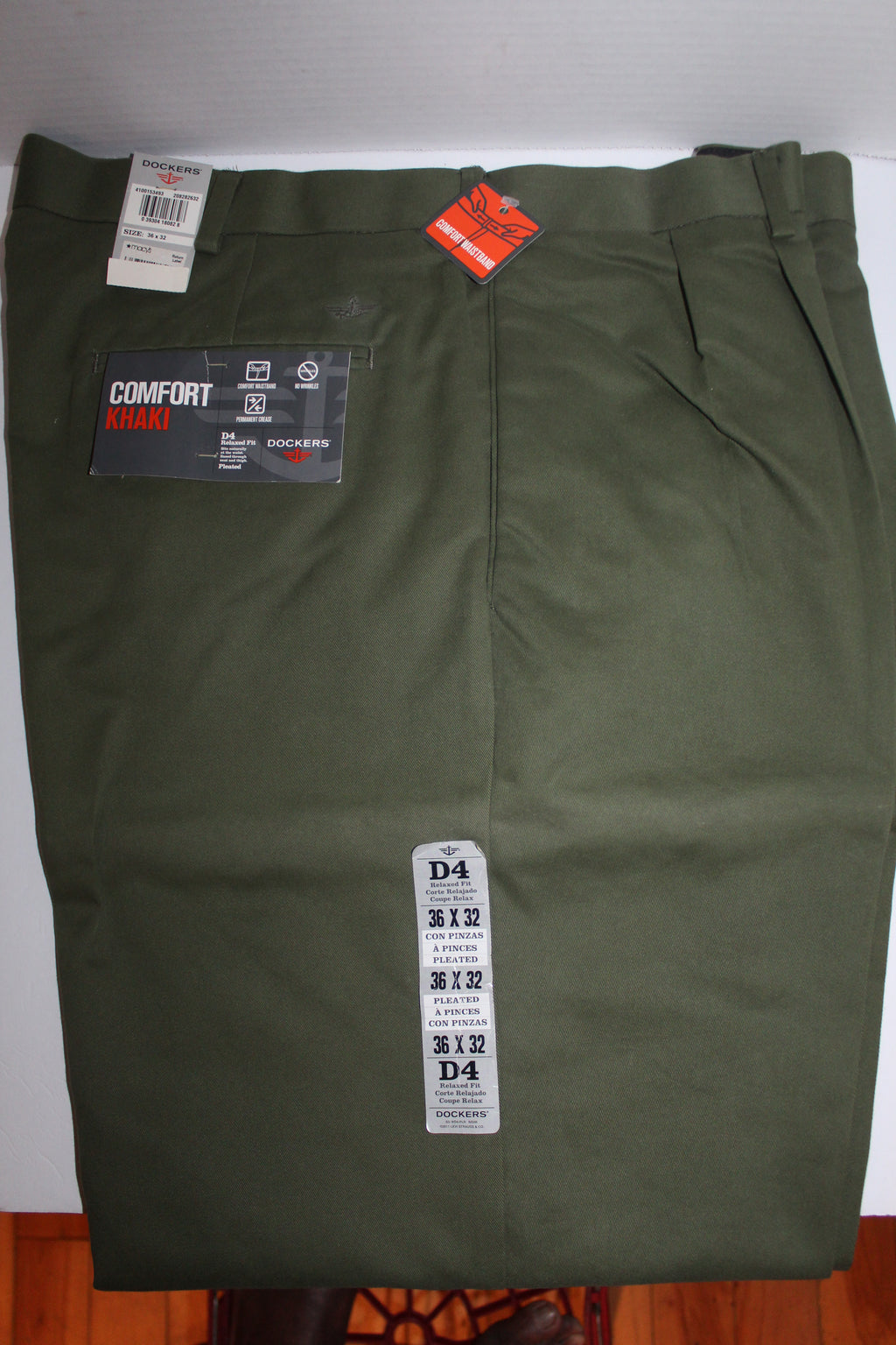 Men Casual Slacks "DOCKERS" Size 36X32 D4 Pleated Cuffed Green NWT