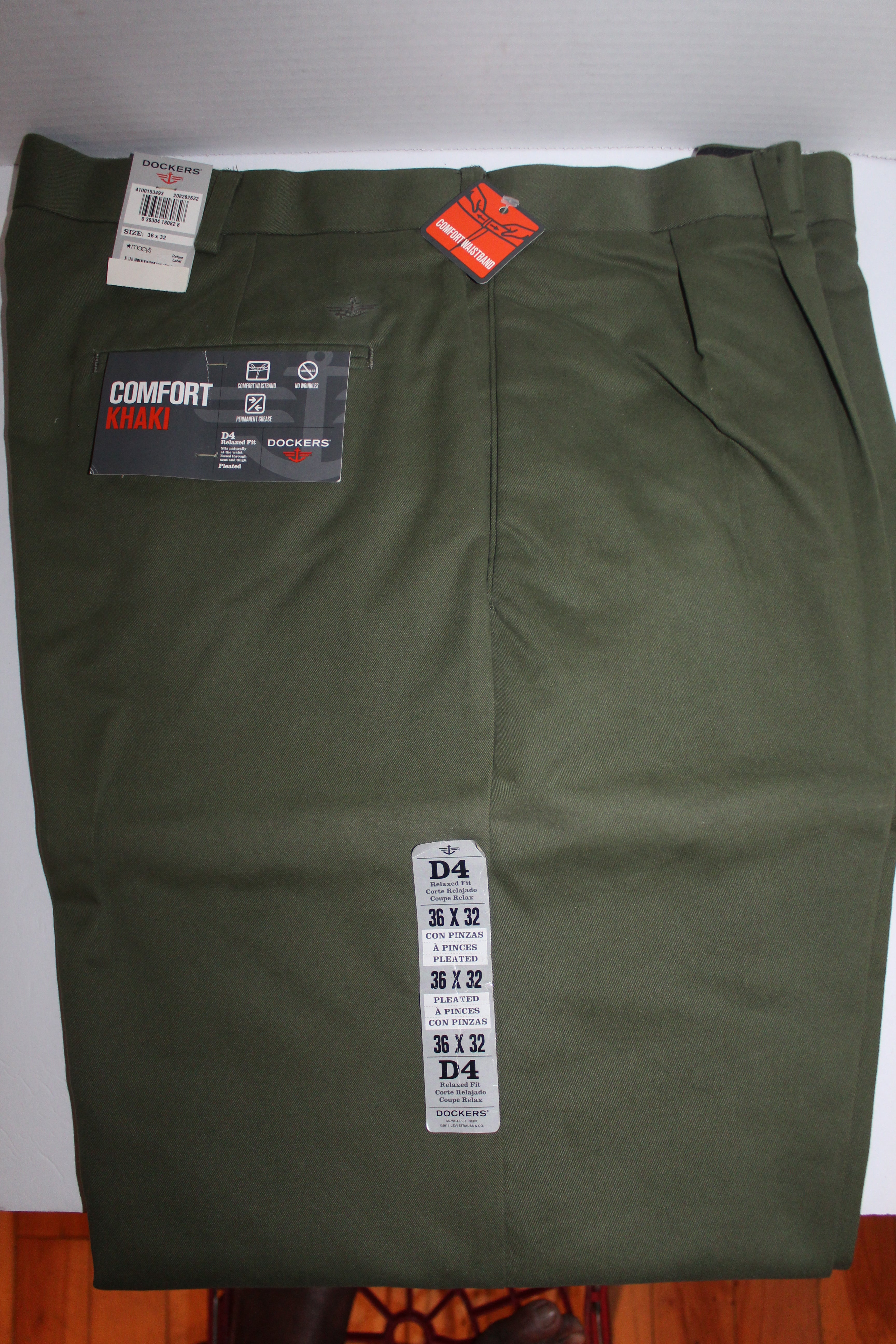 Men Casual Slacks "DOCKERS" Size 36X32 D4 Pleated Cuffed Green NWT